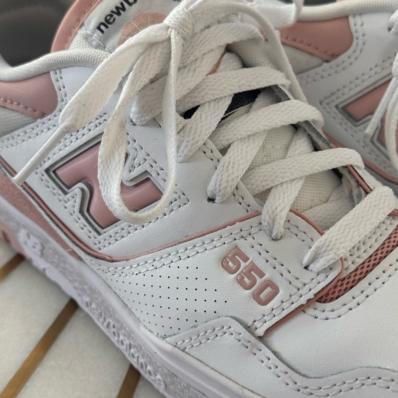 🆕 New Balance 550 Women's White and Light Pink Sneakers, US 7 / EU 37.5 - Picture 13 of 16